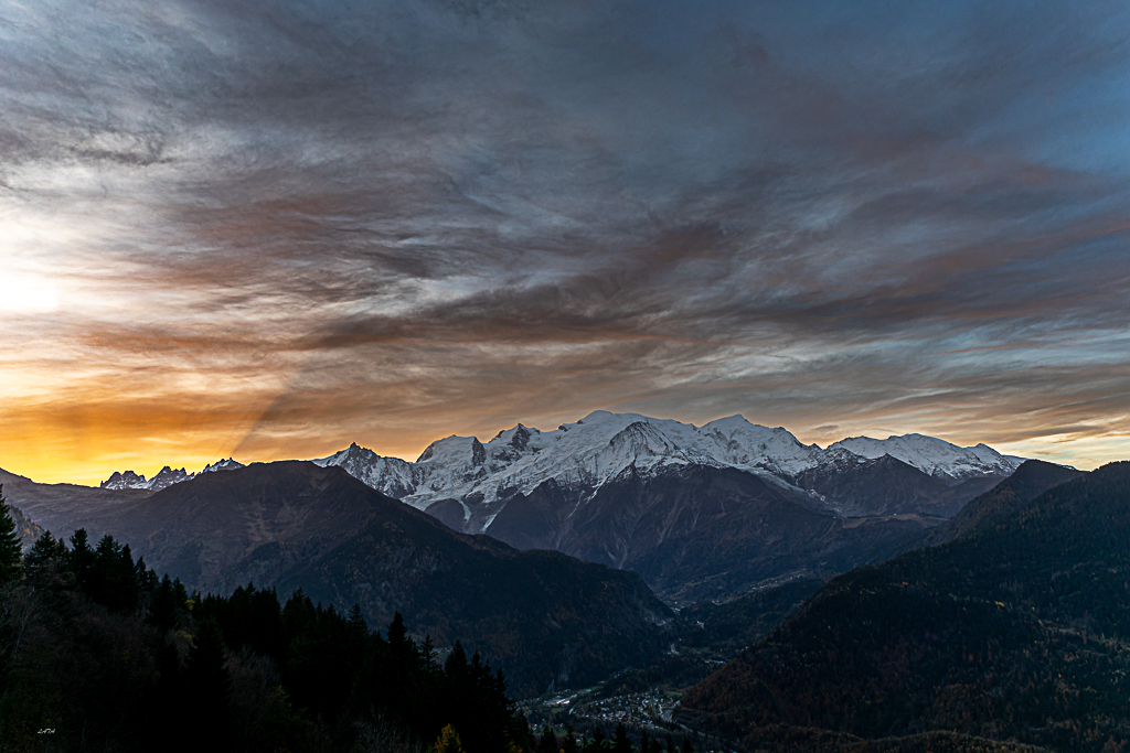 Lever de soleil. Massif du Mont-Blanc 2